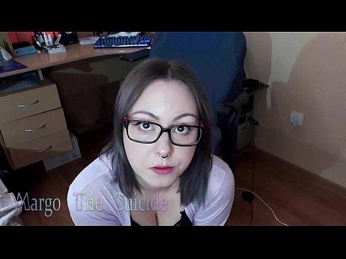 ❤️ Merch Sexy gyda Sbectol Yn Sugno Dildo'n Ddwfn ar y Camera ️ Porno wrthon ni